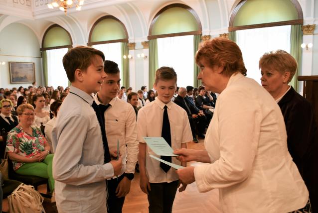 Tanulmányi és művészeti versenyek díjazottjait köszöntötték