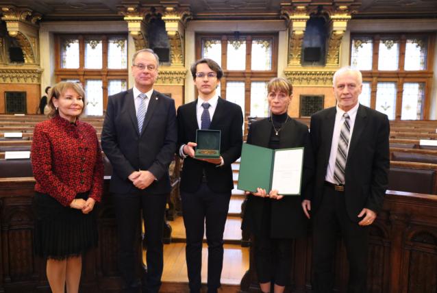 Közszolgálati Életútért Emlékérmet kapott a néhai főosztályvezető