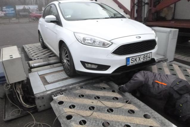 Mobil mérőállomással segítették az autósok téli átállását Nyíregyházán