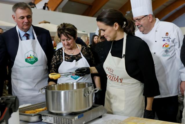 Novák Katalin köztársasági elnök is fánkot sütött a kormányhivatal jótékonysági rendezvényén