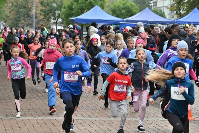 Ismét az állami gondozott gyermekek és a szépkorúak megsegítéséért futottak Békéscsabán