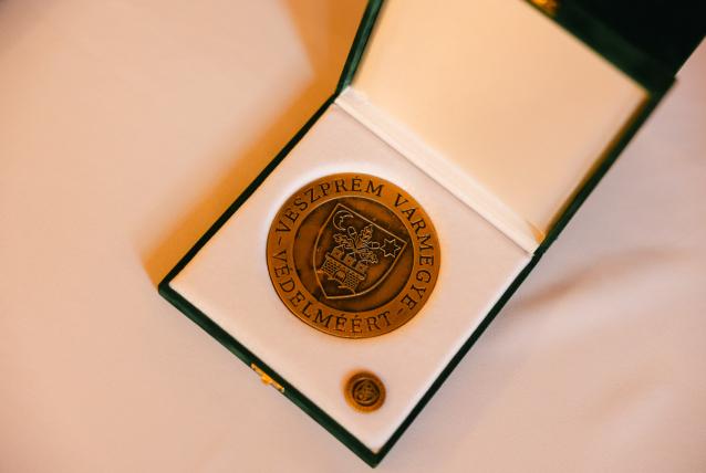 Átadták a Veszprém Vármegye Védelméért emlékplaketteket