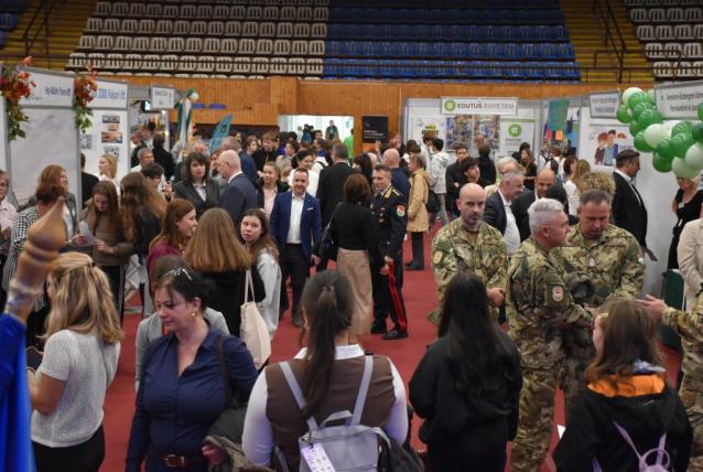 Megnyílt a 23. Pályaválasztási és Szakmanapok Tatabányán