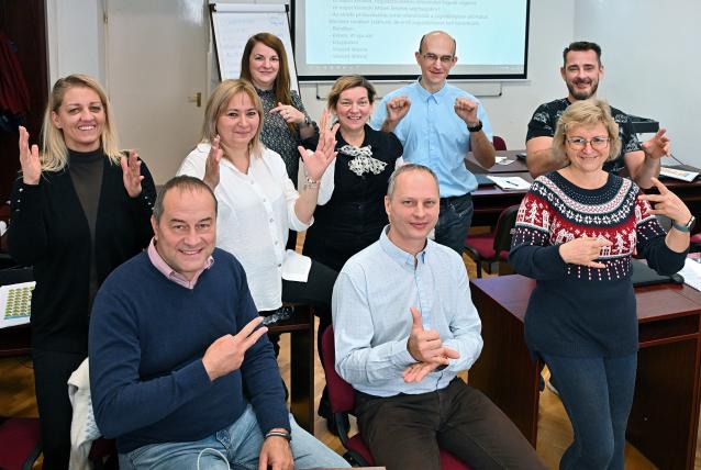 Jelelni tudó kollégáink segítik a siket és nagyothalló ügyfeleink ügyintézését