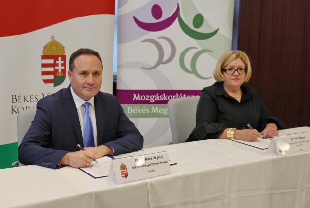 Együttműködik a mozgáskorlátozottak egyesületével a kormányhivatal