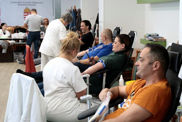 Karácsony előtt 155 kormánytisztviselő adott vért