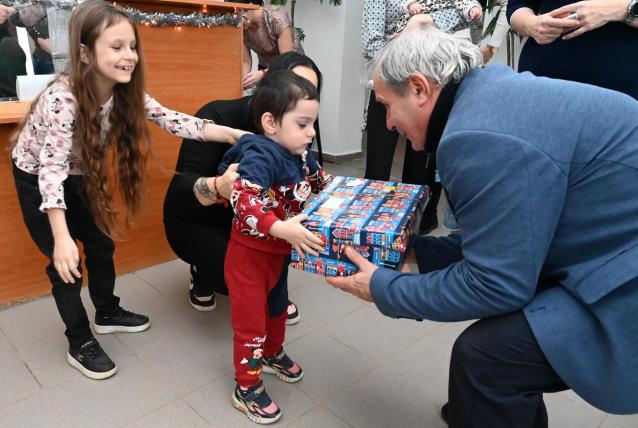 Cipősdoboznyi szeretet a hivataltól