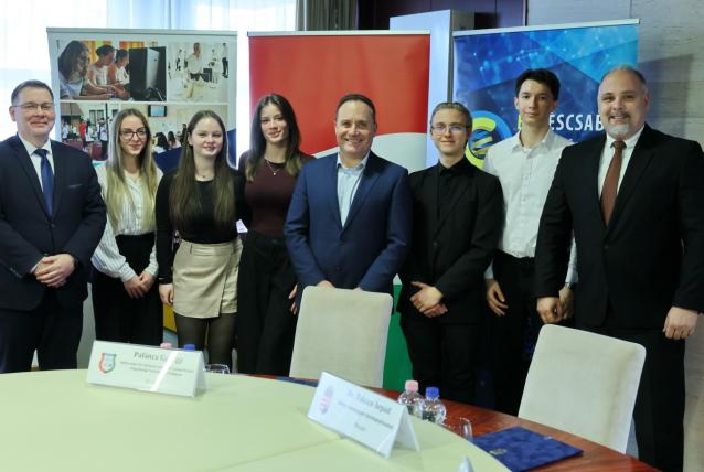 Közszolgálati technikusoknak biztosít gyakorlati képzést a kormányhivatal