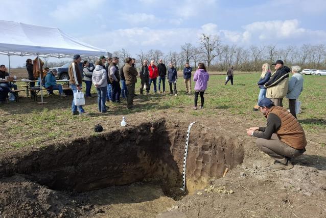 Talaj a talpad alatt – Kömlőd 2026