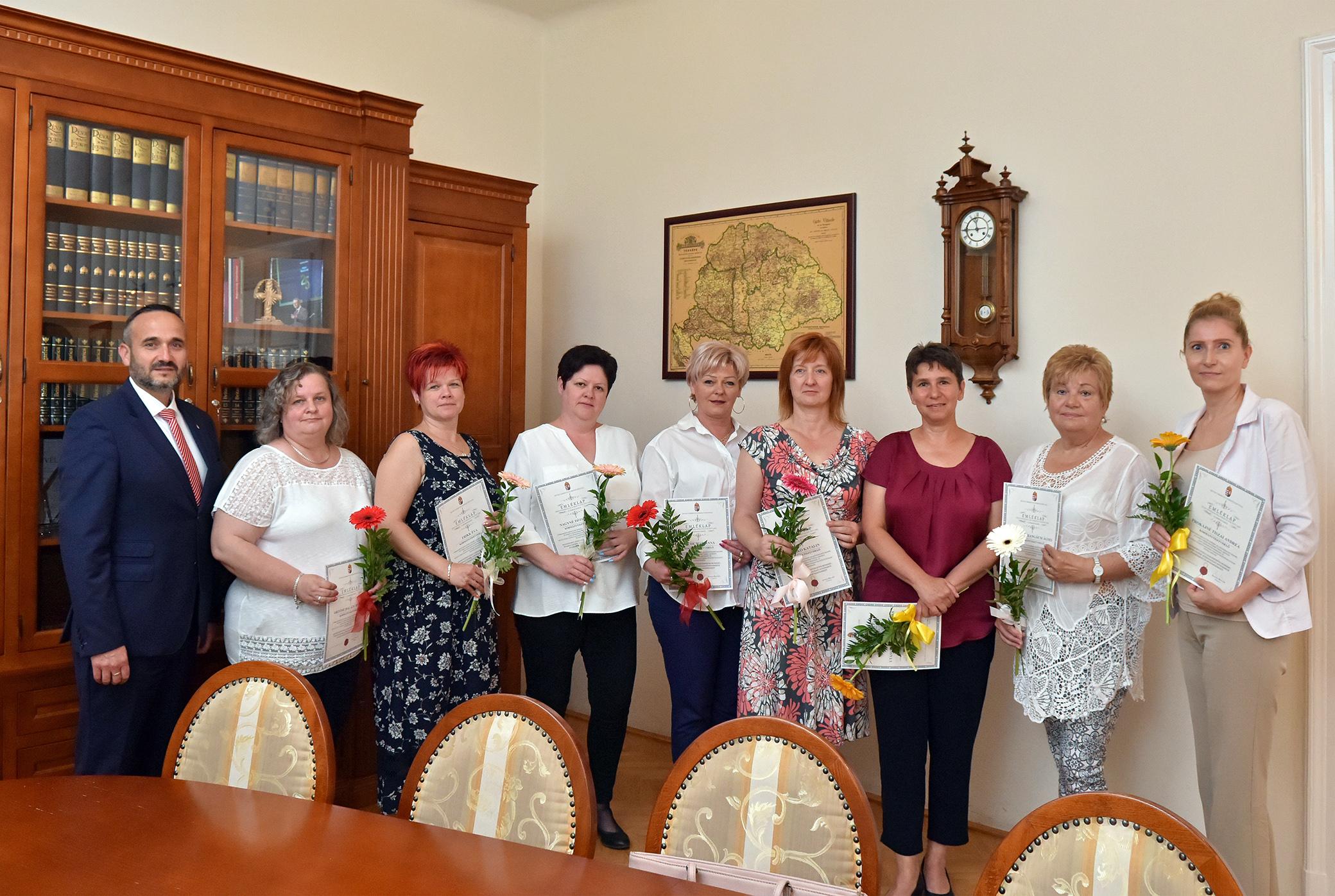 b.-j.: Ignácz Balázs, Ortóné Balázs Mónika, Frikk Éva, Nagyné Tóth Judit, Novák Marianna, Greskó Katalin, Utassyné Szekeres Laura, Böjtösné Hangácsi Ágnes, Prokajné Tiszai Andrea