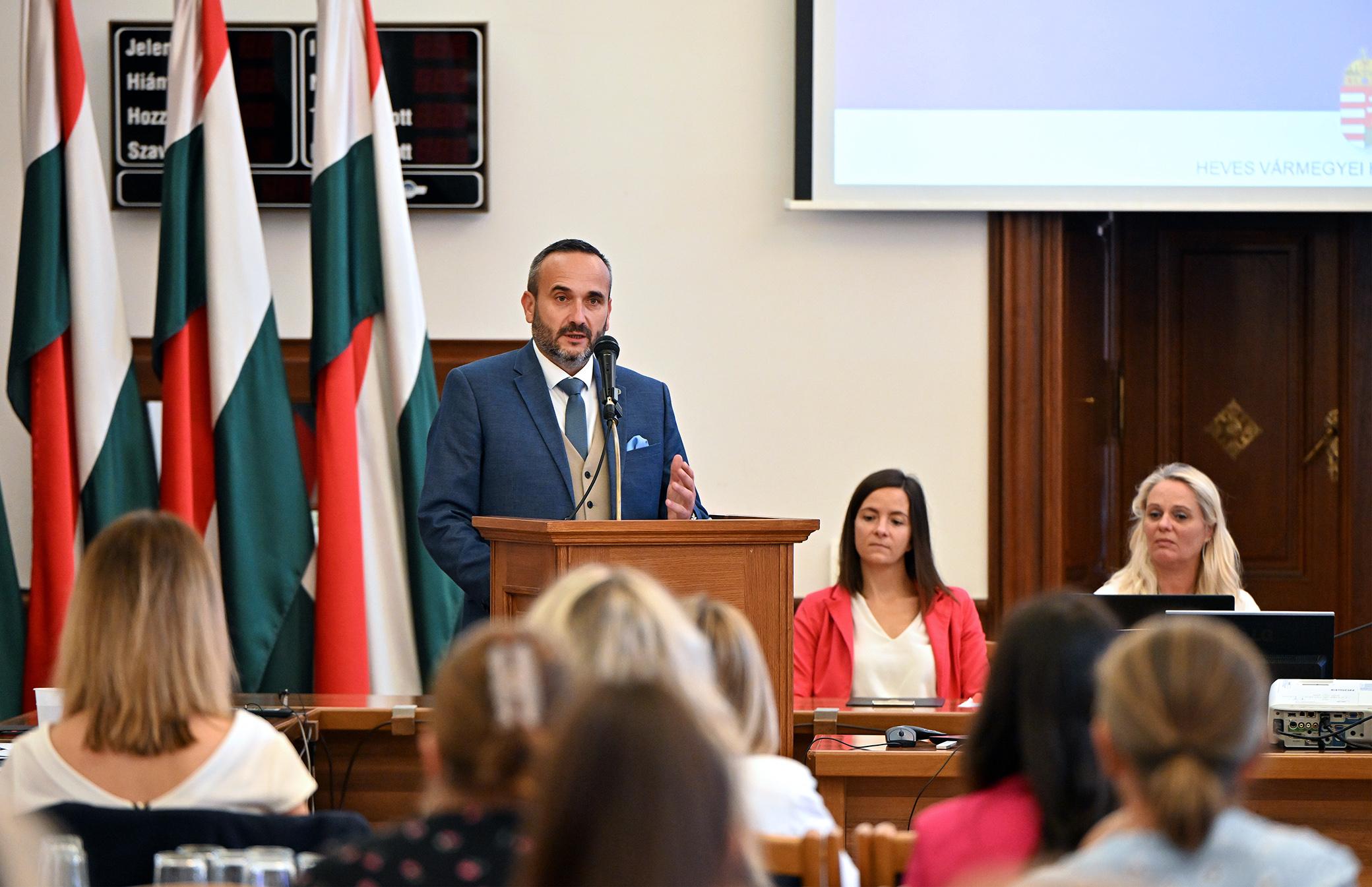 Ignácz Balázs főispán megnyitja a jelzőrendszeri tagok szakmai értekezletét