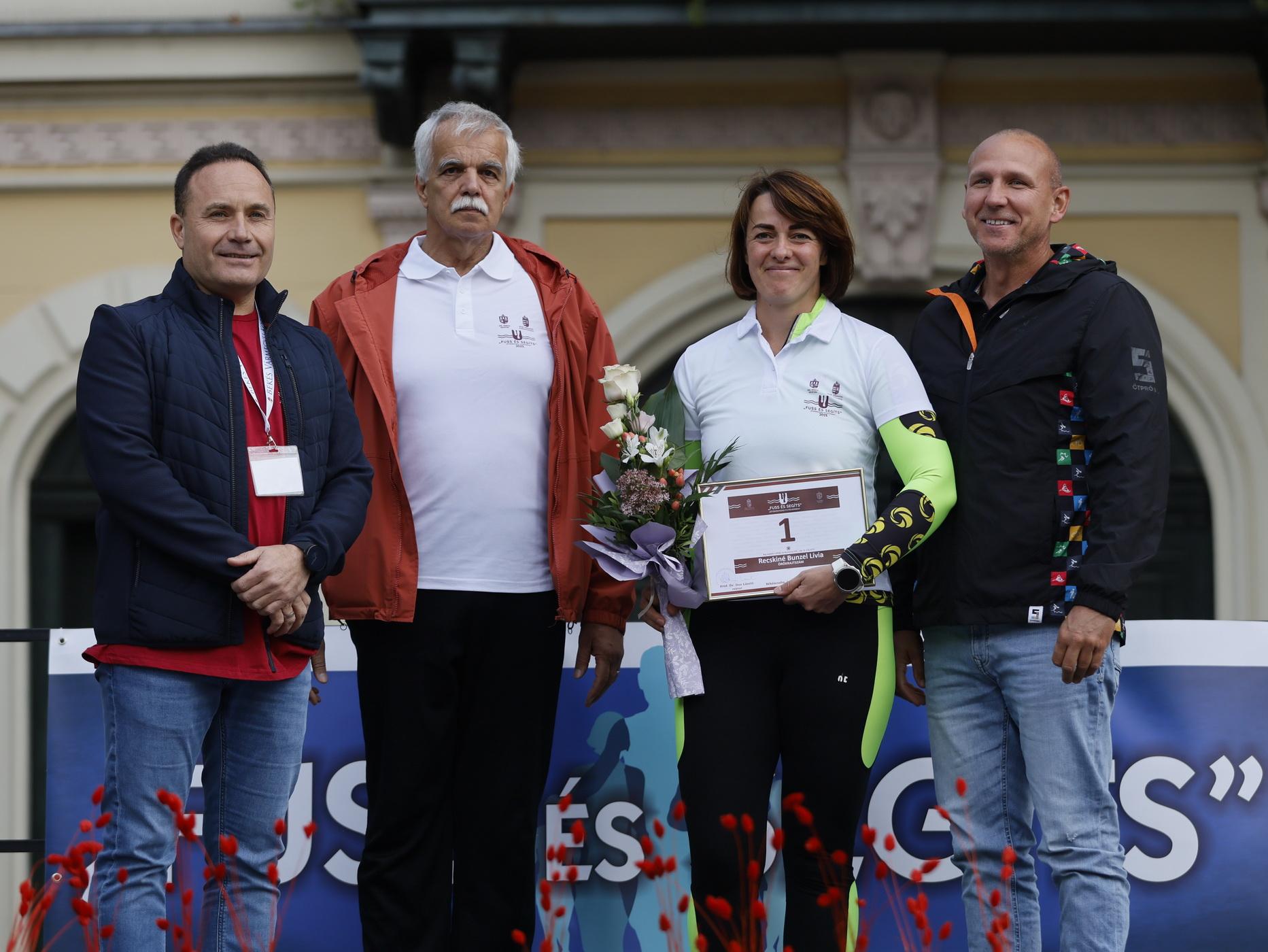 dr. Takács Árpád főispán, prof. dr. Dux László rektor, Recskiné Bunzel Lívia és Storcz Botond