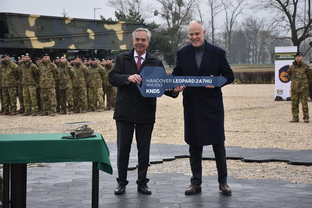 Leopárdok érkeztek a tatai laktanyába