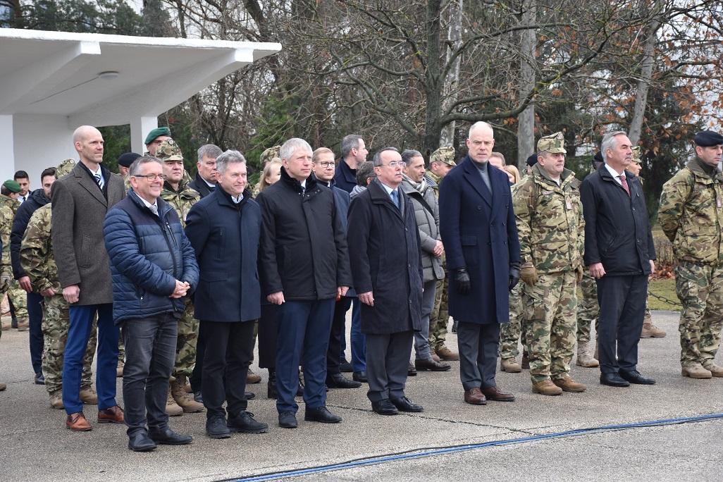 2Leopárdok érkeztek a tatai laktanyába