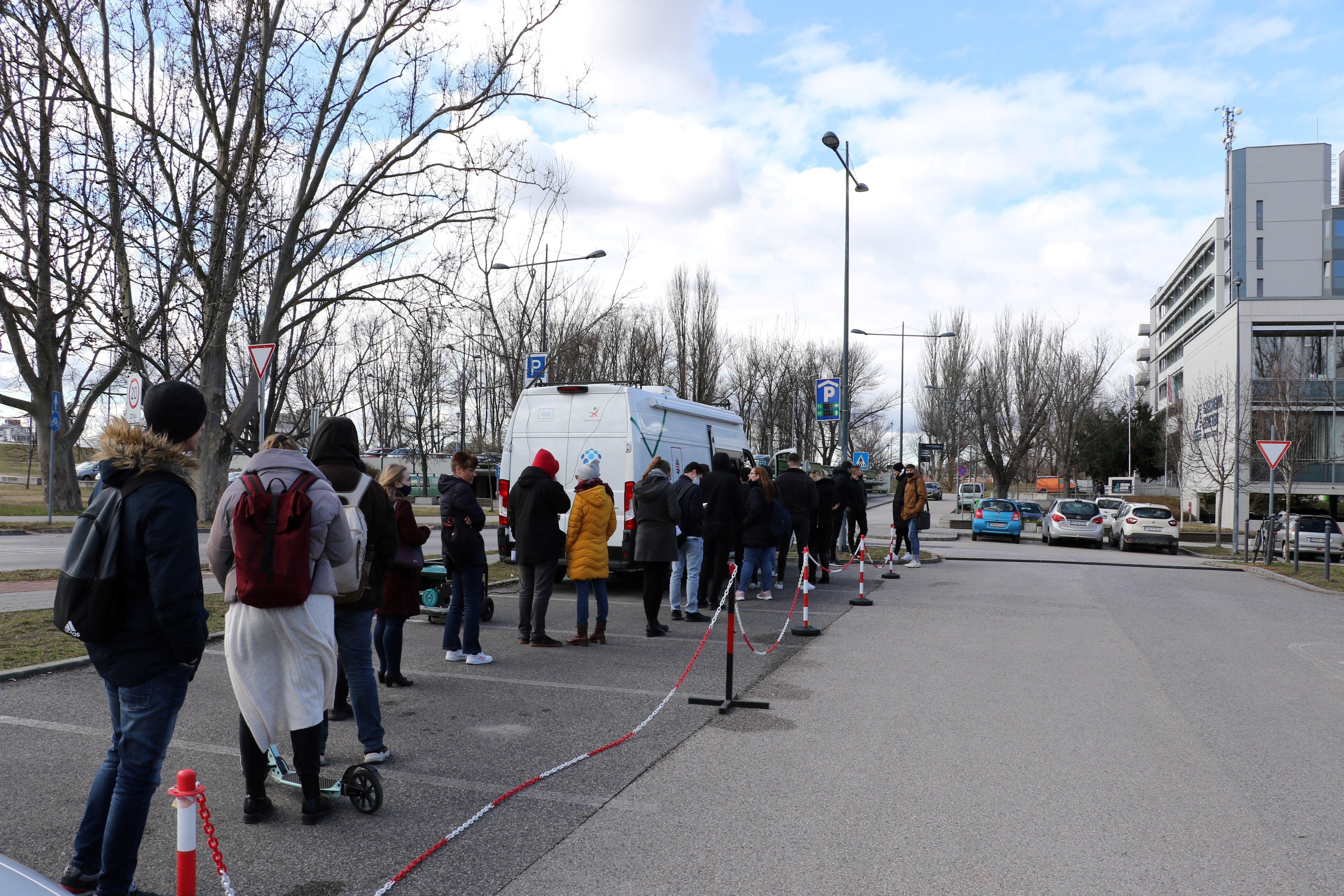 KAB Busz segíti az ügyfélkapu regisztrációt