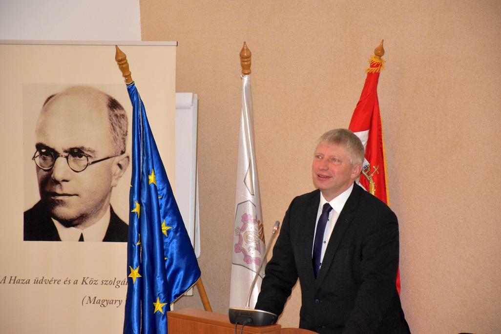 2-Egészségügyi továbbképzést és versenyt szerveztek Tatabányán 2-Egészségügyi továbbképzést és versenyt szerveztek Tatabányán