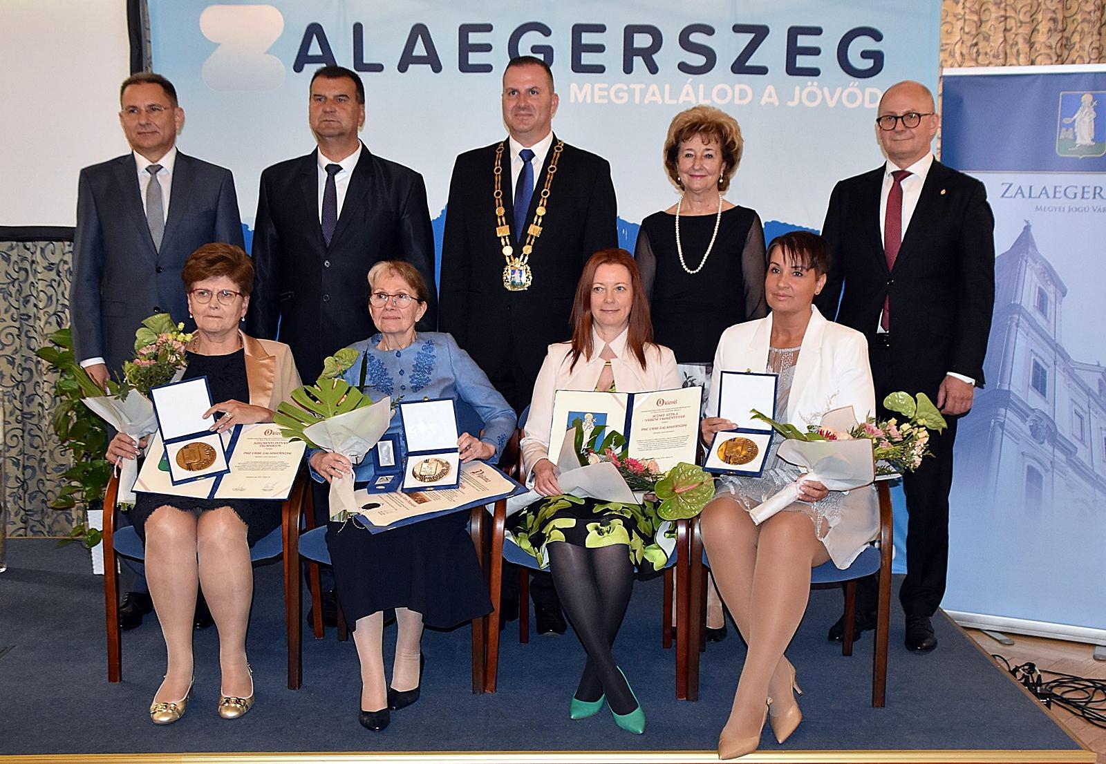 Csoportkép a Díszpolgári és a Pro Urbe kitüntetettekkel. Hátul: dr. Pál Attila, a Zala Vármegyei Közgyűlés elnöke, Vigh László országgyűlési képviselő, Balaicz Zoltán polgármester, dr. Sifter Rózsa főispán, Rigó Csaba, a Gazdasági Versenyhivatal elnöke. Elöl: Némethyné Lövey Zsuzsanna, Gábor Júlia, Tóth Renáta és Csaplár-Nagy Franciska Csoportkép a Díszpolgári és a Pro Urbe kitüntetettekkel. Hátul: dr. Pál Attila, a Zala Vármegyei Közgyűlés elnöke, Vigh László országgyűlési képviselő, Balaicz Zoltán polgármester, dr. Sifter Rózsa főispán, Rigó Csaba, a Gazdasági Versenyhivatal elnöke. Elöl: Némethyné Lövey Zsuzsanna, Gábor Júlia, Tóth Renáta és Csaplár-Nagy Franciska