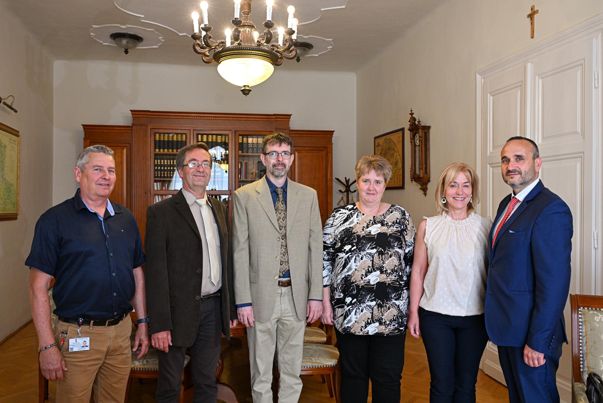 Kadlott Lajos, dr. Ungvári Tamás, Hupka Sándor, Kis Katalin, Raffinszki Márta Anna és Ignácz Balázs (b.-j.)