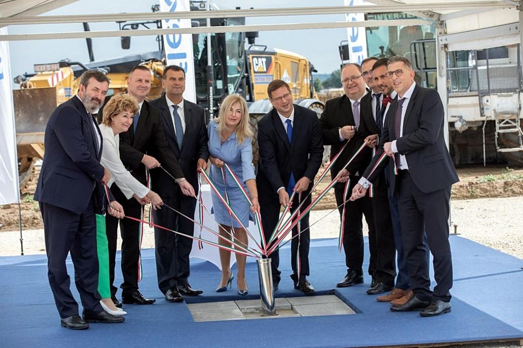 Bekerül az időkapszula az alapkőbe: dr. Palkovics László, dr. Sifter Rózsa, Balaicz Zoltán, Vigh László, Péter Ágota, Gulyás Gergely, dr. Lukács Attila, Sulyok László Tamás (programigazgató Flex) , Nagy László (pénzügyi igazgató Flex) és Bajor László (HR igazgató Flex)