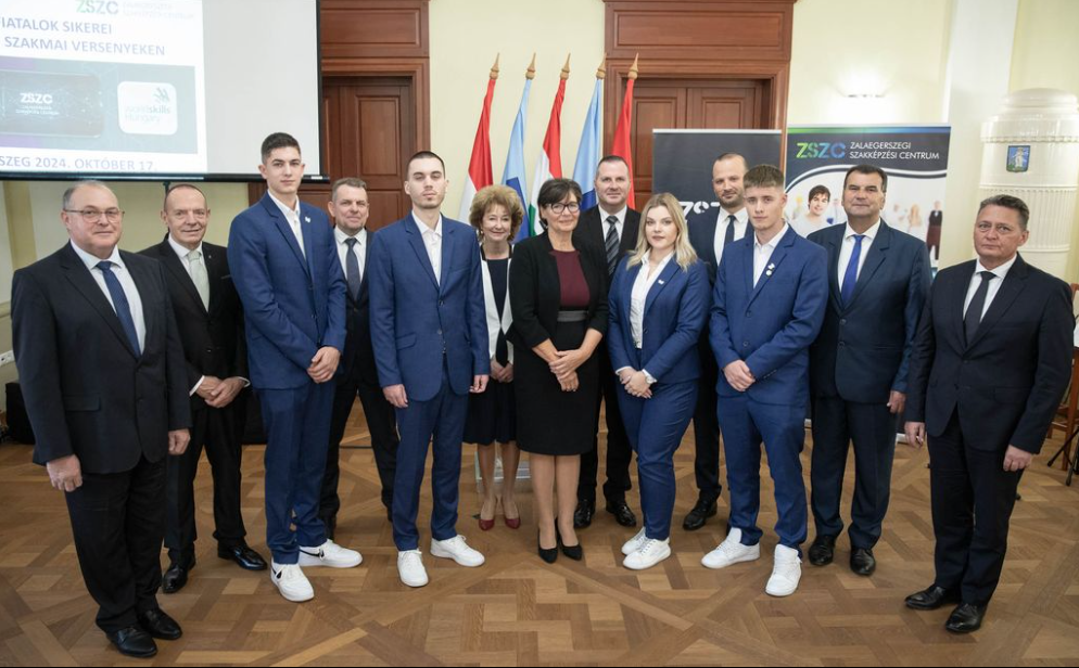 A WorldSkills Lyon 2024 szakmai verseny sikeres zalai fiataljai és az ünnepség résztvevői: Pácsonyi Imre, a ZVK alelnöke, Szabó Károly, Vörös Balázs, Vizlendvai László, Mrakovics Olivér, dr. Sifter Rózsa, Pölöskei Gáborné helyettes államtitkár, Balaicz Zoltán, Hegyi Eszter, Nagy Bálint, Losonczi Péter, Vigh László és Kovács Dezső kamarai elnök