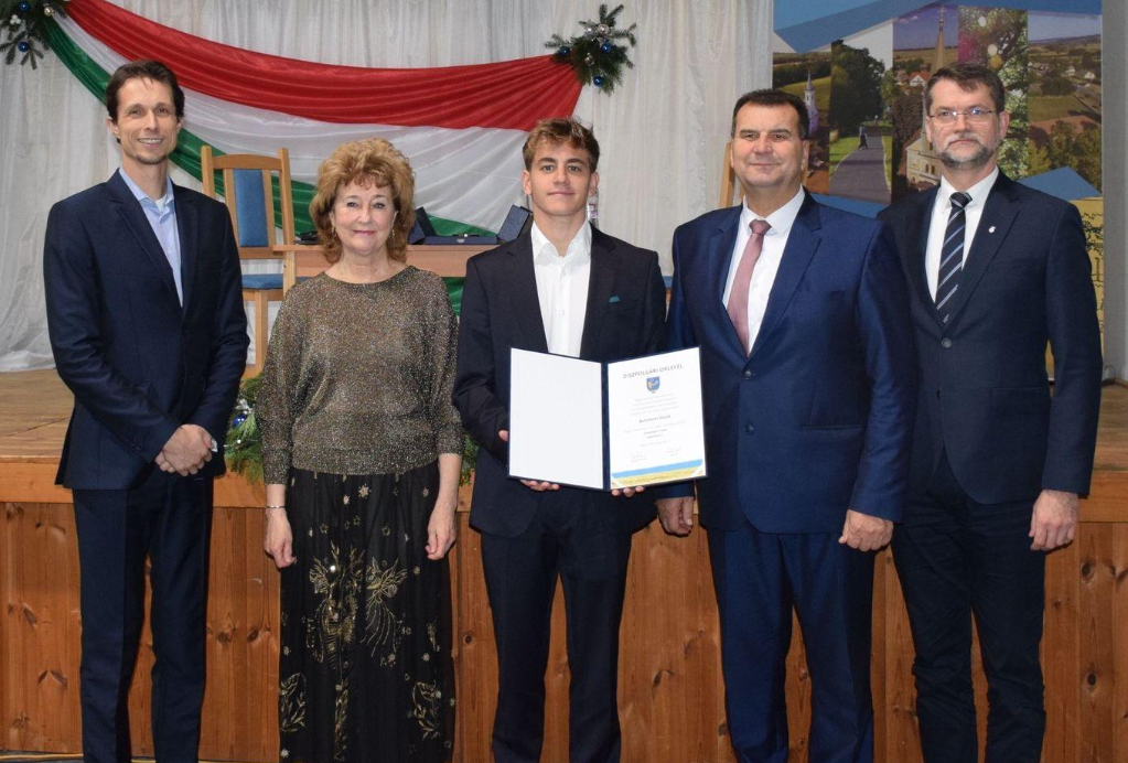 Kezében a díszpolgári címet tanúsító oklevéllel Betlehem Dávid. Balról Sipos Ferenc polgármester és dr. Sifter Rózsa főispán, jobbról Rétvári Róbert Zala vármegye közgyűlésének alelnöke és Vigh László országgyűlési képviselő.