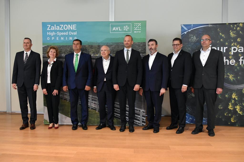 A tesztpálya új moduljának avatásán részt vevők egy csoportja: Balaicz Zoltán, Zalaegerszeg polgármestere, dr. Sifter Rózsa, Zala vármegye főispánja,  Vigh László országgyűlési képviselő, Helmut List, az AVL elnök-vezérigazgatója, Nagy Bálint államtitkár, dr. Palkovics László kormánybiztos, Lukas Walter, az AVL operatív igazgatója és Hamar Zoltán, az AVL ZalaZONE Kft.  ügyvezetője