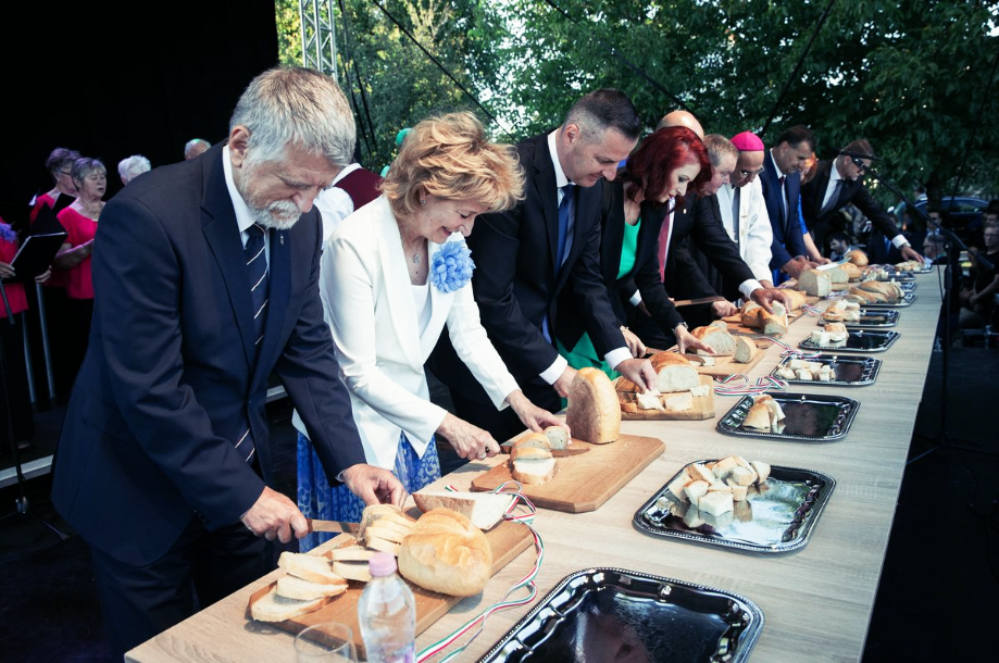 Kenyérszegés Csácsbozsokon: elöl dr. Kövér László, az Országgyűlés elnöke, dr. Sifter Rózsa, Zala vármegye főispánja, Balaicz Zoltán, Zalaegerszeg polgármestere és Süle Katalin, a Nemzeti Agrárgazdasági Kamara alelnöke Augusztus 20, kenyérszegés, Kövér László, dr. Sifter Rózsa
