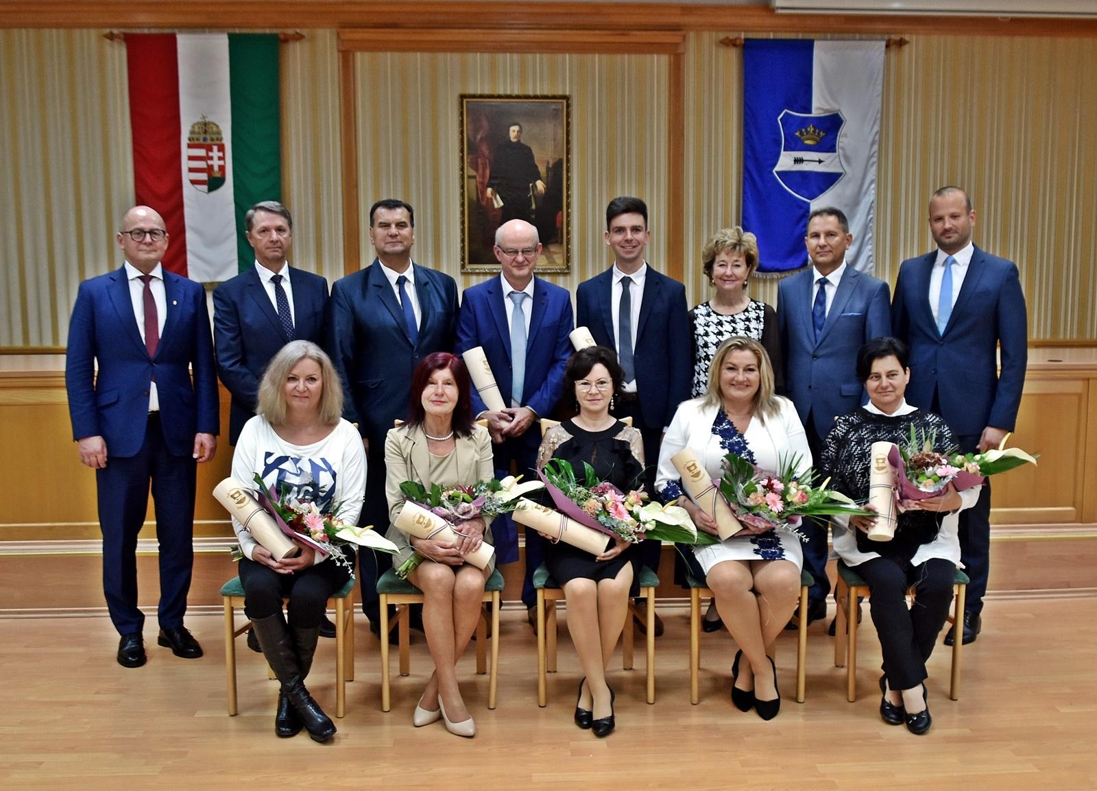 A díszközgyűlésen nyolc személy kiemelkedő teljesítményét ismerték el díjakkal. Hátsó sor balról: Rigó Csaba, Cseresnyés Péter, Vigh László, dr. Fitos József, Gubinecz Ákos, dr. Sifter Rózsa, dr. Pál Attila és Nagy Bálint. Elöl balról: Pultzlocher-Németh Helga, Novák Ferencné, Czotter Csabáné, Sárközi-Takács Bernadett és Szabó Rózsa Márta (Laskai Béla később veszi át az elismerést)